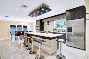 Luxury 4BR & 4BA Villa Heated Pool Minutes To Beach